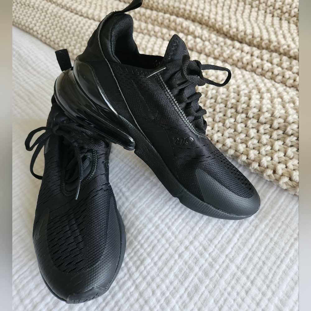 Nike black air max 270